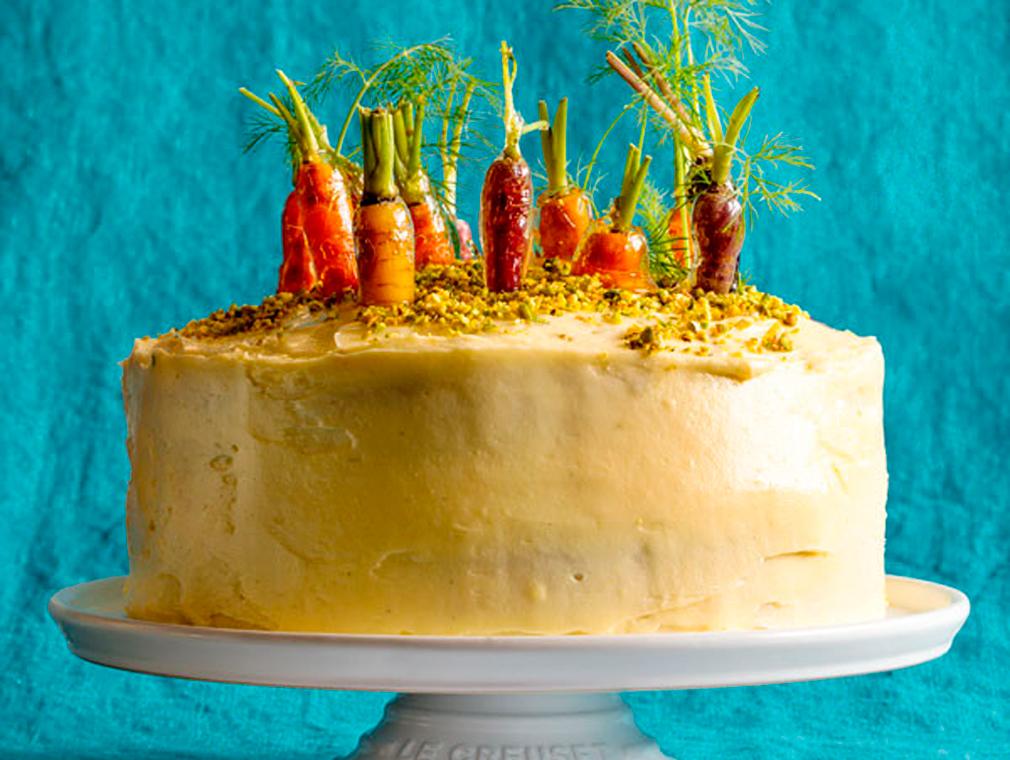 Karottenkuchen mit kandierten Karottenenden