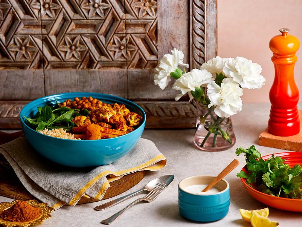 Buddha Bowl mit gebratenem Curry-Blumenkohl und Butternut-Kürbis