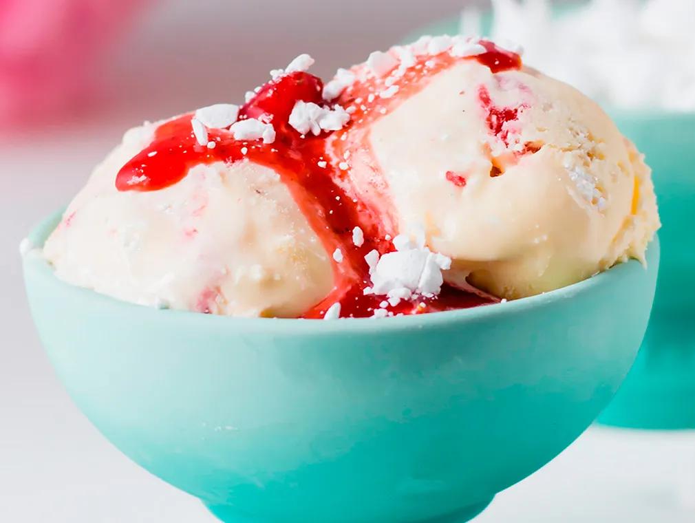 Eaton Mess Eiscreme mit Erdbeersauce