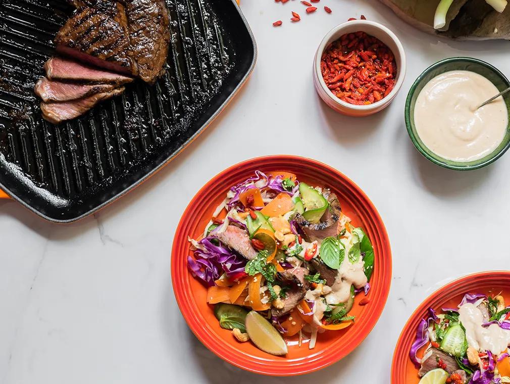 Thai-Salat mit Rind, eingelegten Goji-Beeren und Cashew-Ingwer-Dressing