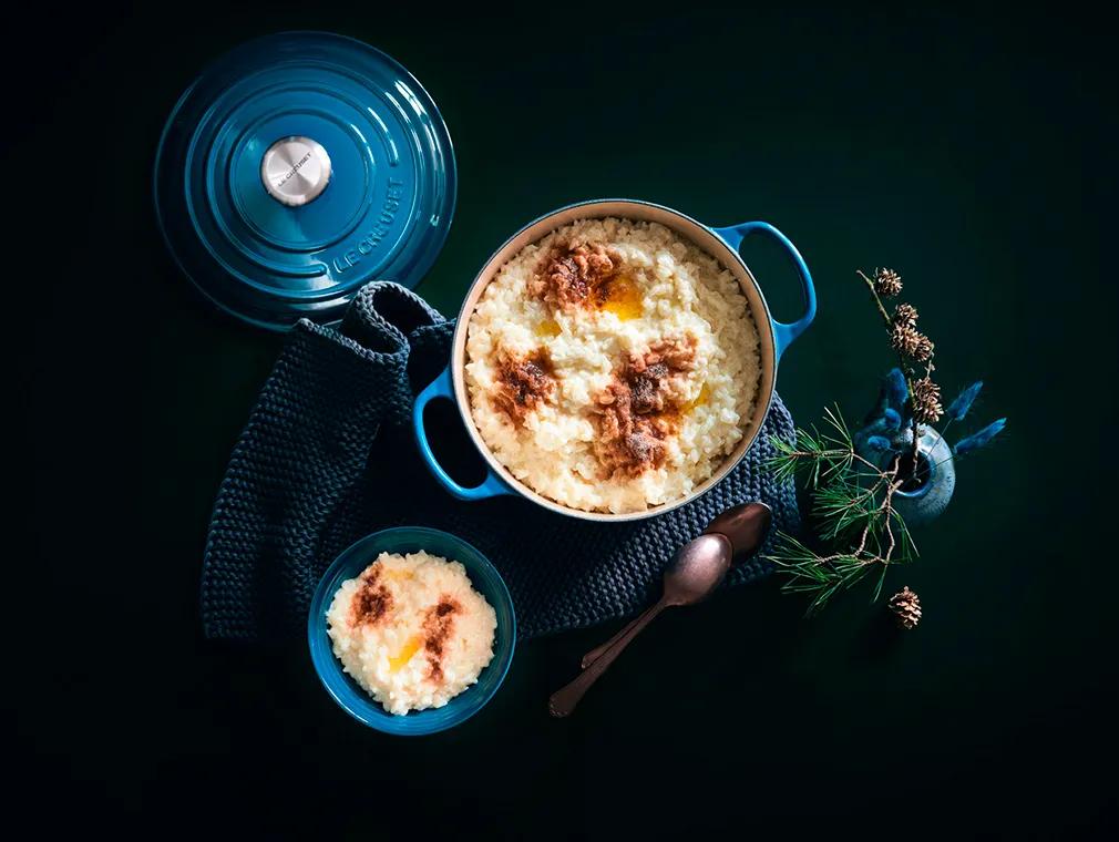 „Risengrød“ – traditioneller skandinavischer Milchreis mit Zimt, Zucker und Butter