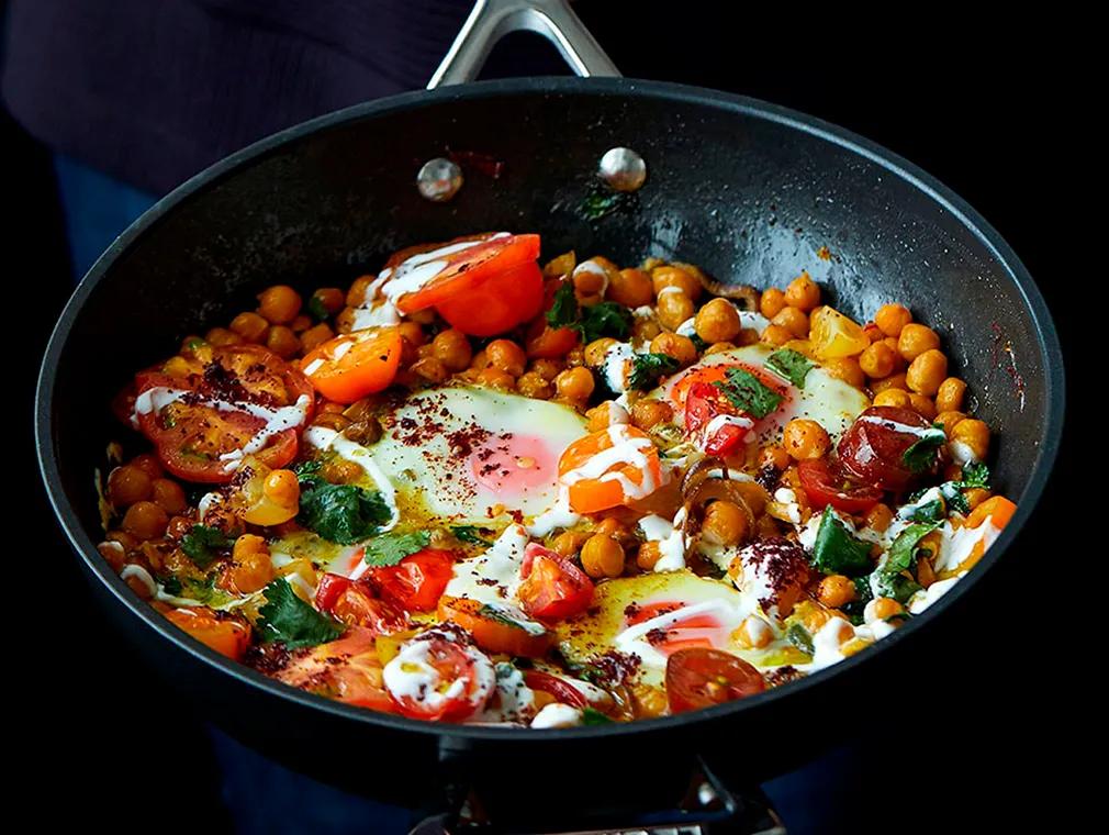 Gebackene Eier mit Kichererbsen, Tomaten und Safran