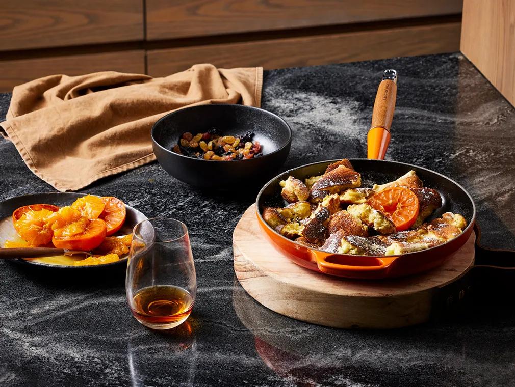 Kaiserschmarrn mit in Rum getränkten Rosinen und karamellisierten Zitrusfrüchten