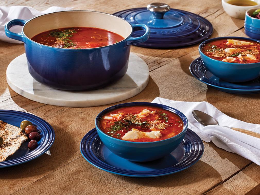 Kräftige Tomaten-Limetten-Bouillon mit pochiertem Fisch