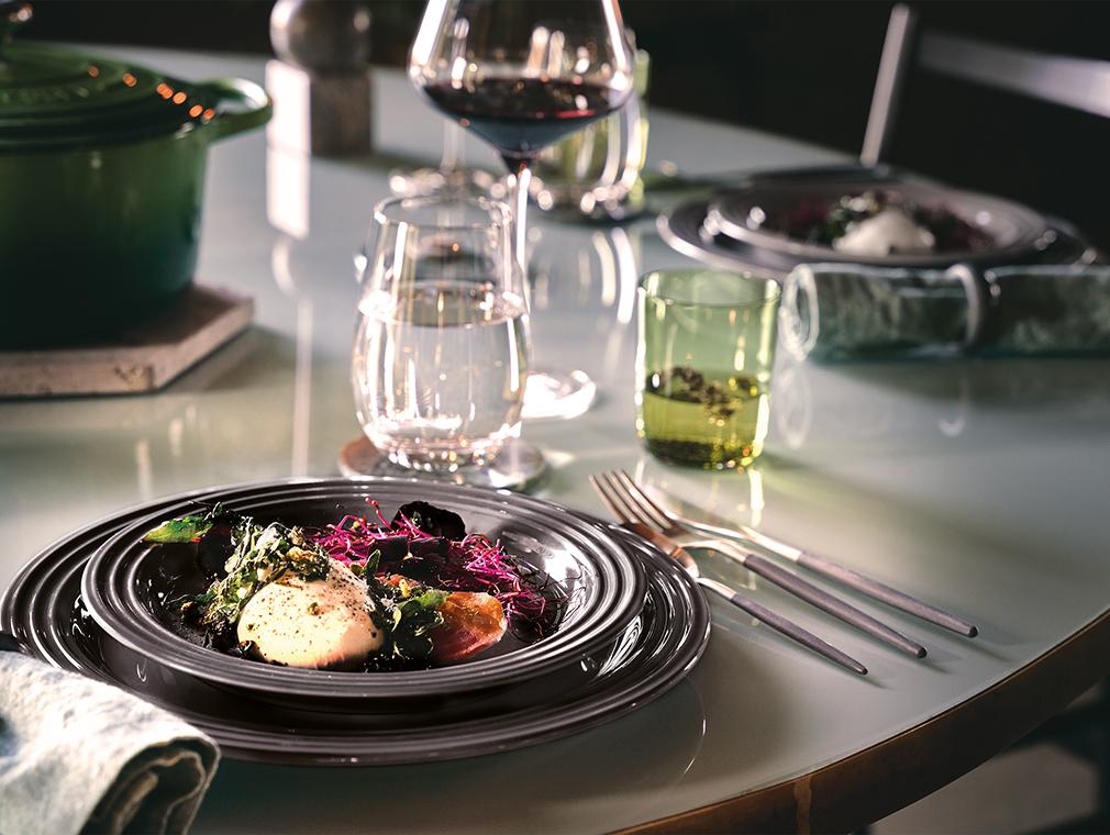 Rote-Beete-Carpaccio mit Burrata, gebratenem Rucola & karamellisierten Pistazien