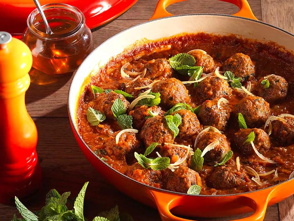Lamm-Hackbällchen mit Minze und Chermoula-Tomatensauce