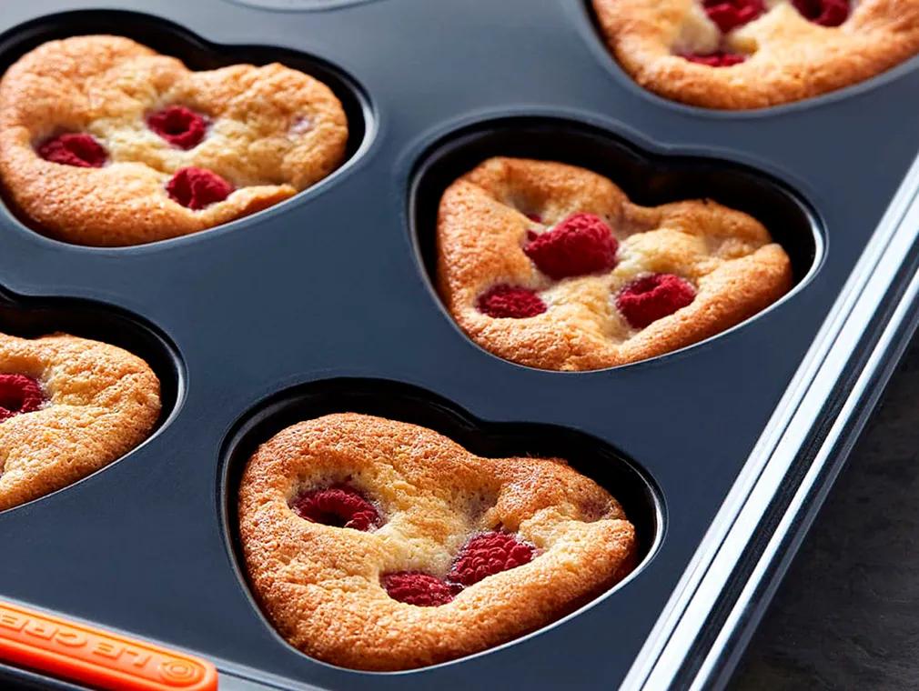 Herz-Friands mit Himbeeren