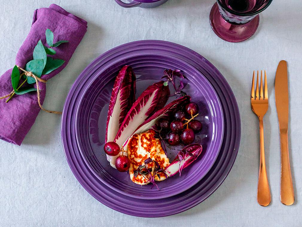 Radicchio-Salat mit gegrillten Trauben und Halloumi
