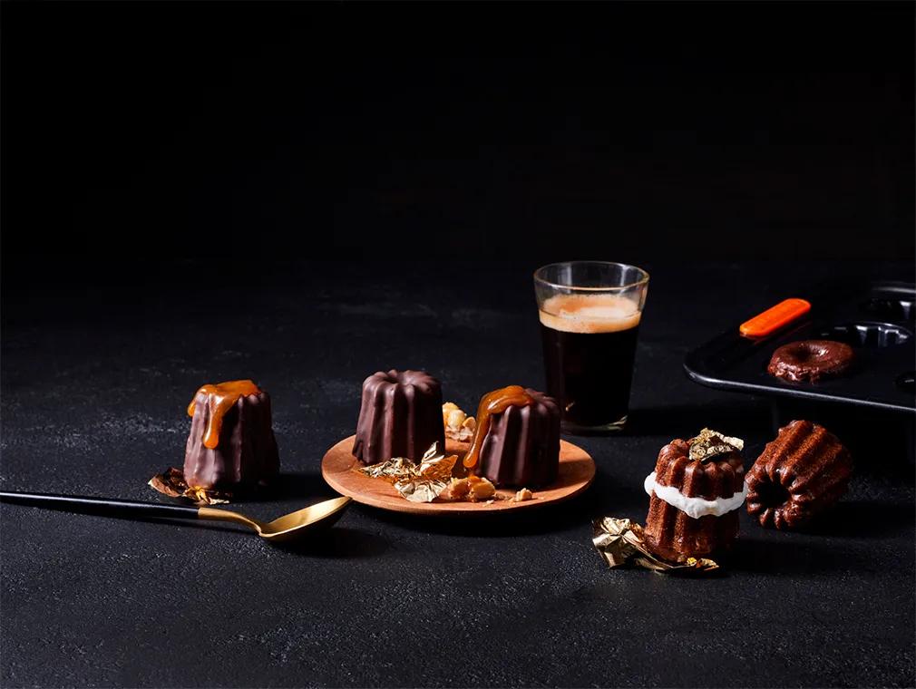 Oster-Cannelés mit Schokomousse, Karamell und Erdnüssen