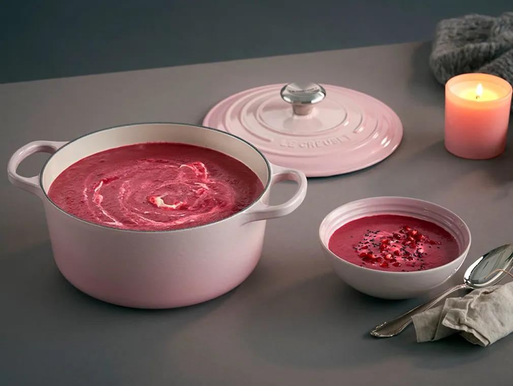 Rote-Beete-Suppe mit Crème Fraîche und Granatapfelkernen