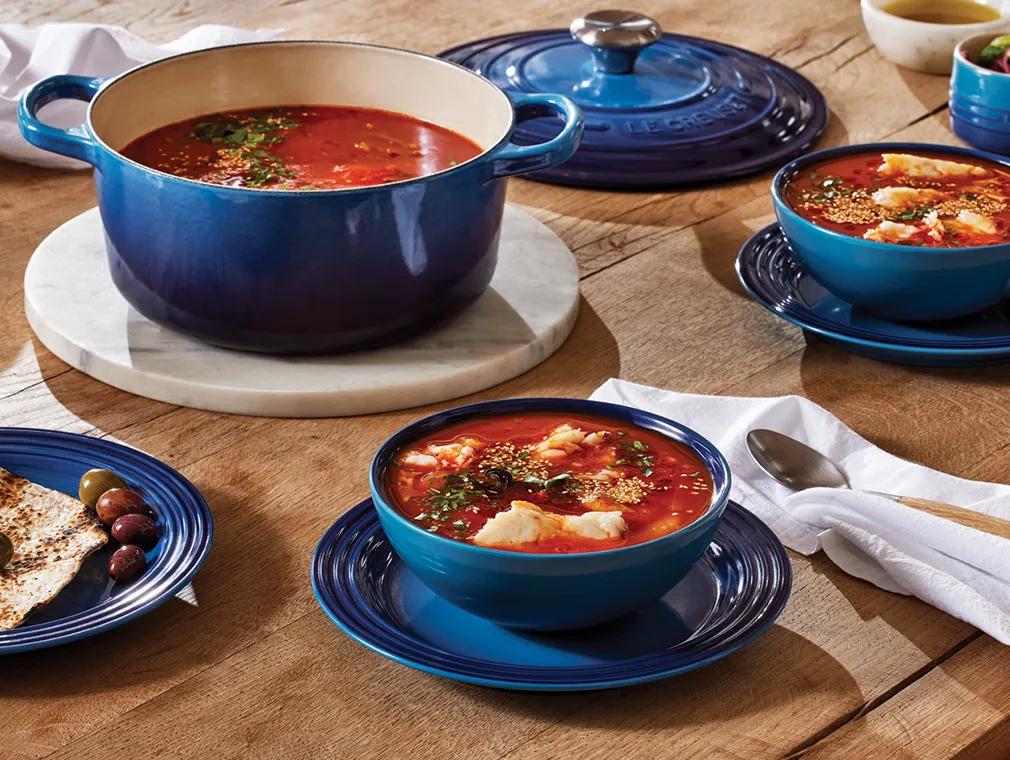 Kräftige Tomaten-Limetten-Bouillon mit pochiertem Fisch