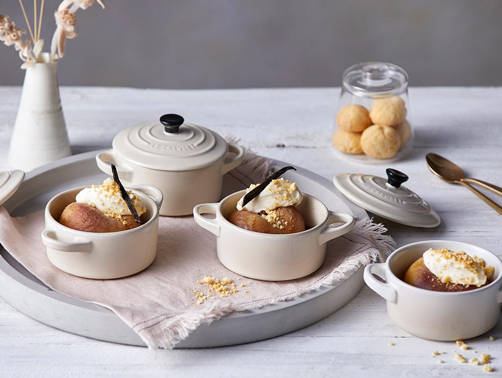Pochierte Pfirsiche mit Amaretto-creme und Amarettini-Crunch
