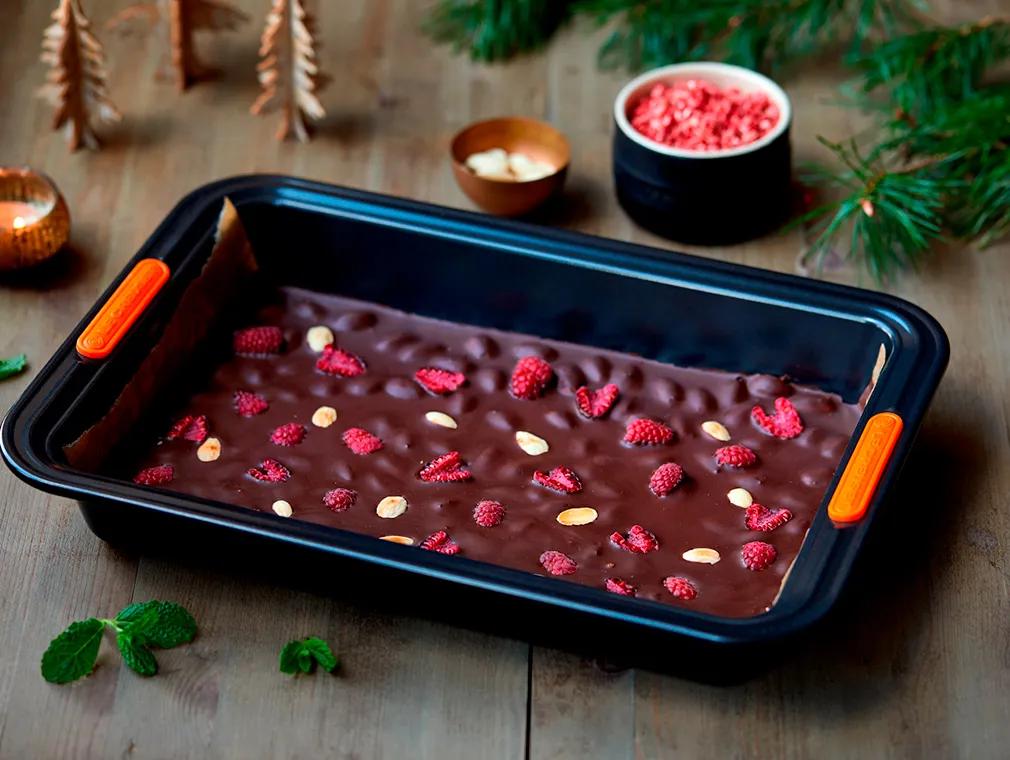 Schokolade mit Himbeeren, Mandeln und Minze