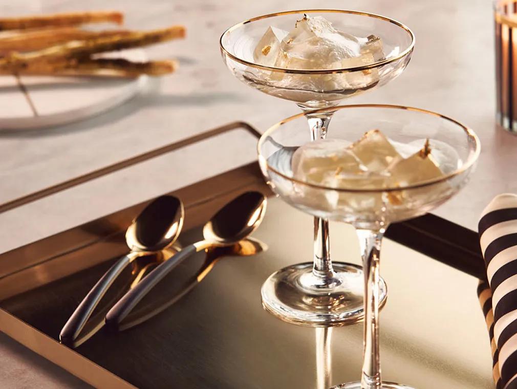 Crémant-Gelee mit Passionsfrucht-Schaum und Blätterteigstangen