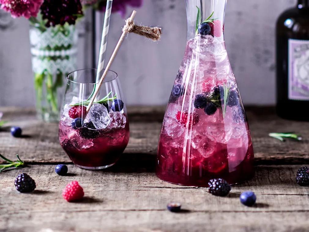 Brombeer-Gin-Fizz mit Rosmarin & Wacholderbeeren