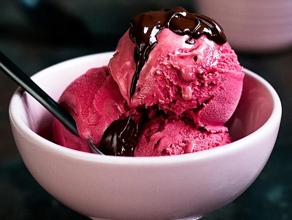 Sauerkirsch-Portwein-Eis mit Schokoladen-Topping