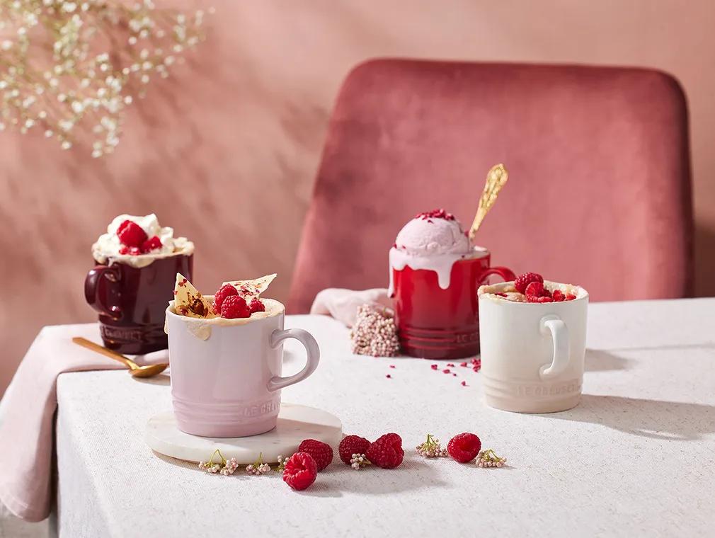 Tassenkuchen mit weißer Schokolade und Himbeeren aus der Mikrowelle