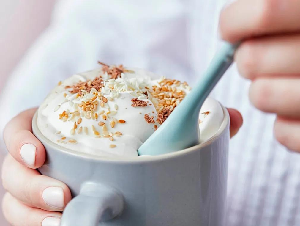 Wärmende heiße Schokolade mit Tahini-Aroma