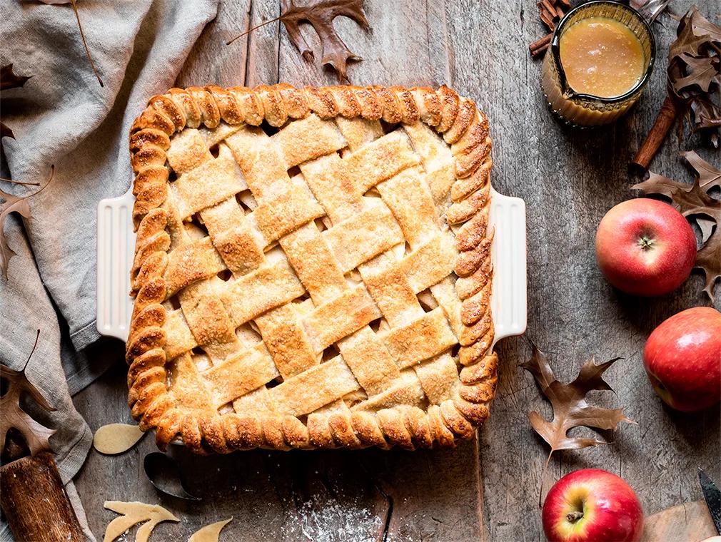 Deep Dish Apple Pie mit gesalzener Buttertoffeesoße