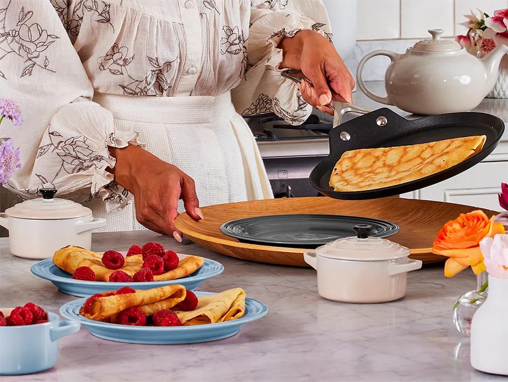 Crêpes mit Vanillesahne und Erdbeermarmelade