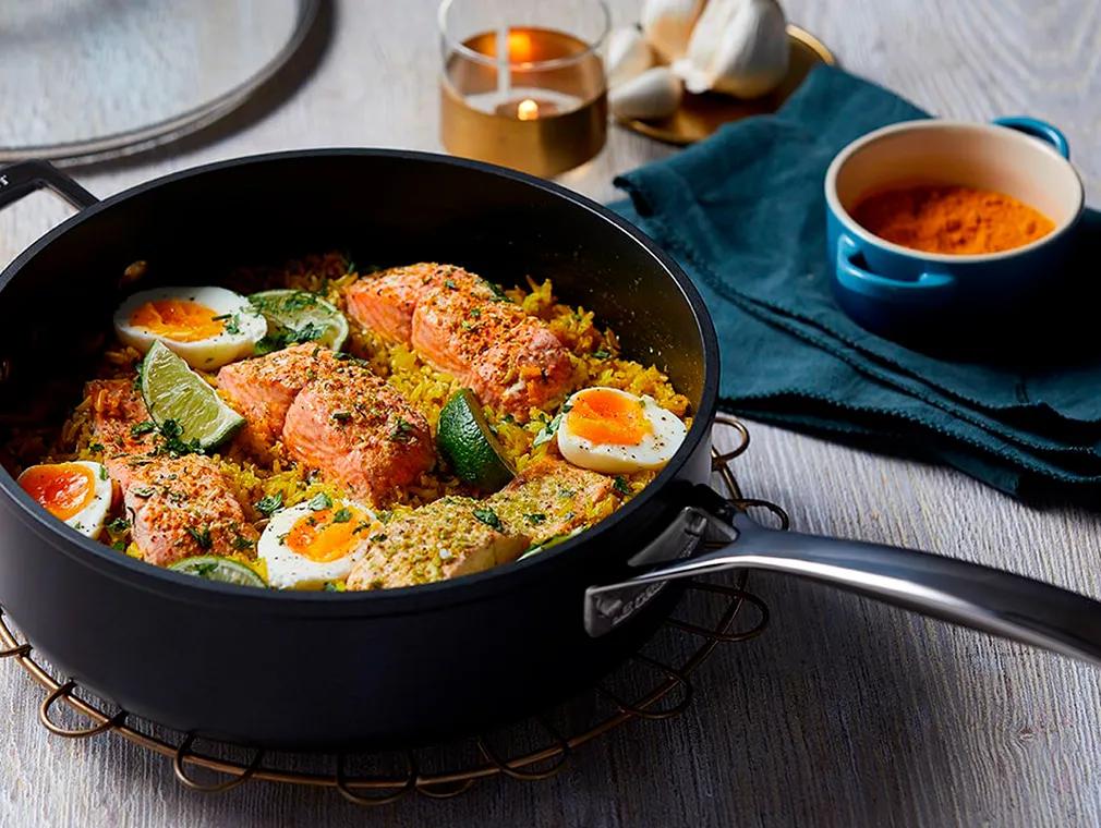 Kedgeree auf traditionelle Art mit gedämpften Lachssteaks