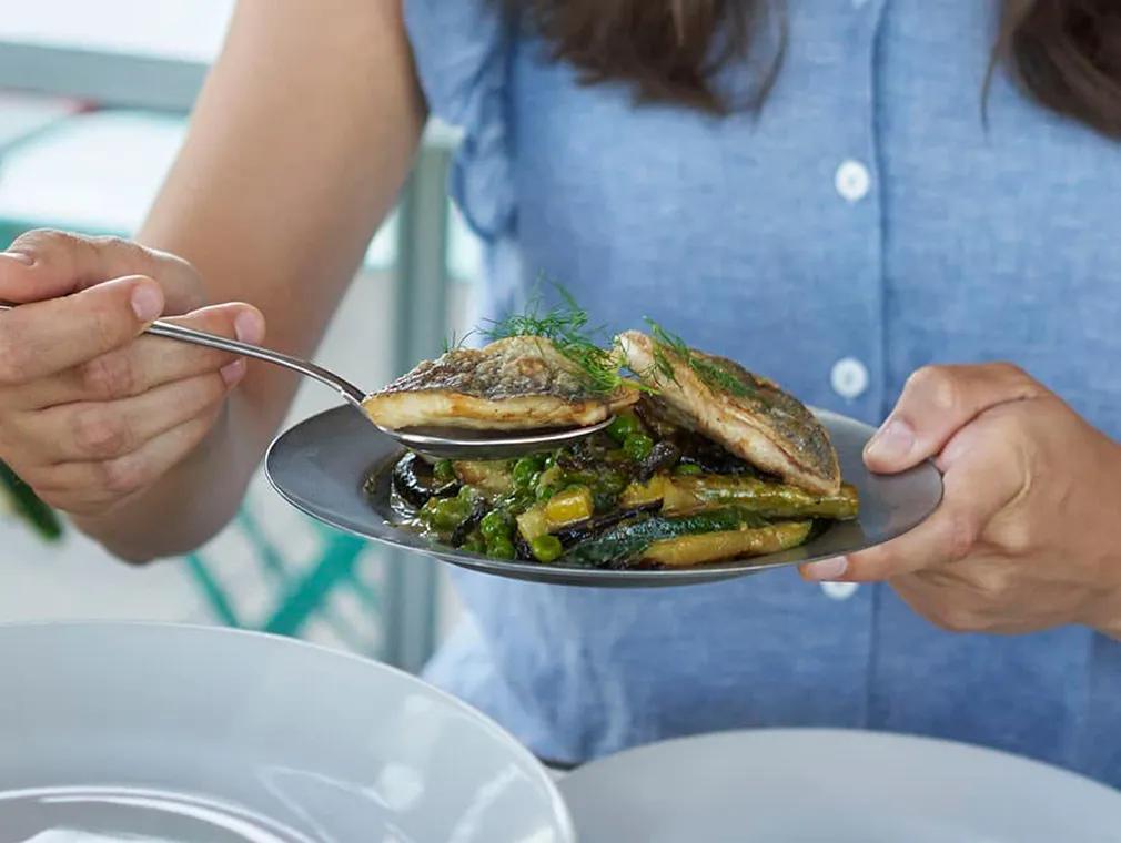 Gegrilltes Doradenfilet mit grünem geröstetem Gemüse