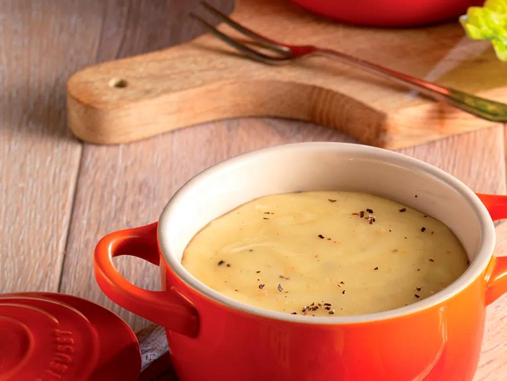 Schweizer Käsefondue mit Emmentaler, Gruyere und Baguette