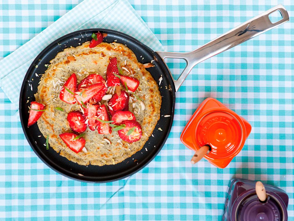 Mohn-Crêpes mit in Zitronensaft marinierte Erdbeeren