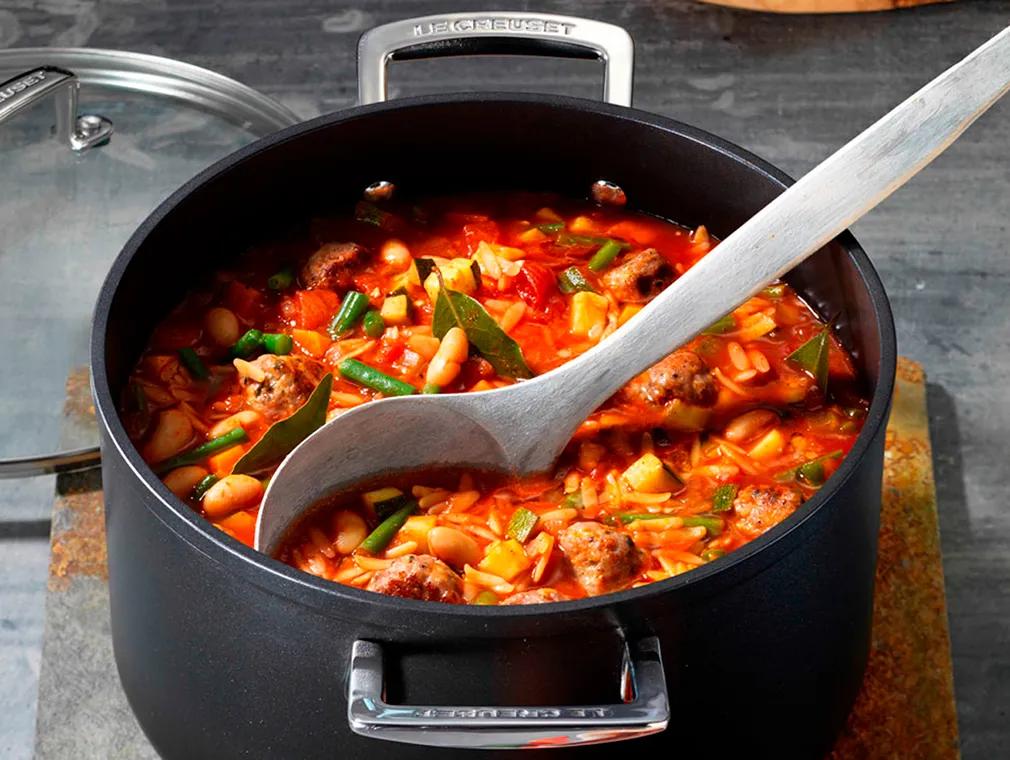 Mini-Fleischklößchen-Suppe mit Salbei und Nudeln