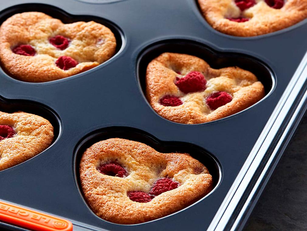 Herz-Friands mit Himbeeren