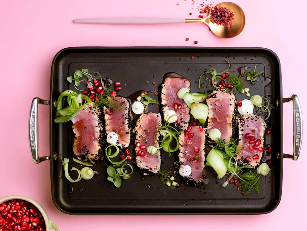 Gegrillter Thunfisch mit schwarzen Sesam und rosa Pfeffer