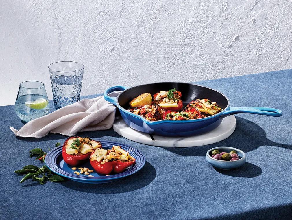 Mit Tomaten-Pilaw-Reis gefüllte Paprika mit gegrilltem Halloumi