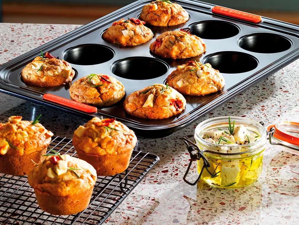 Dinkel-Muffins mit Feta, gegrillten Tomaten und Rosmarin