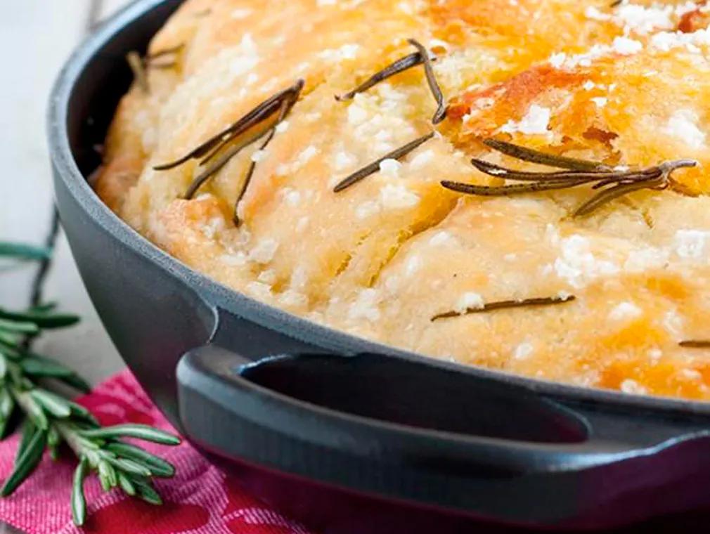 Focaccia mit Rosmarin, Oliven und Meersalz