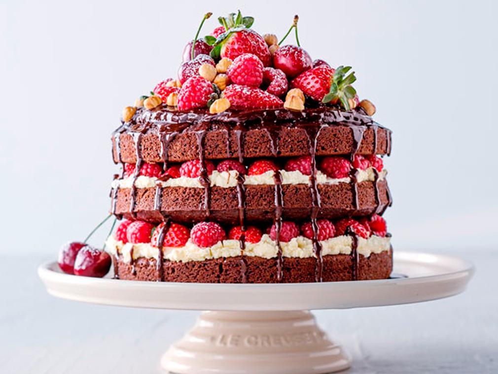 Dunkler Schokoladenkuchen mit Ganache und gemischten Beeren