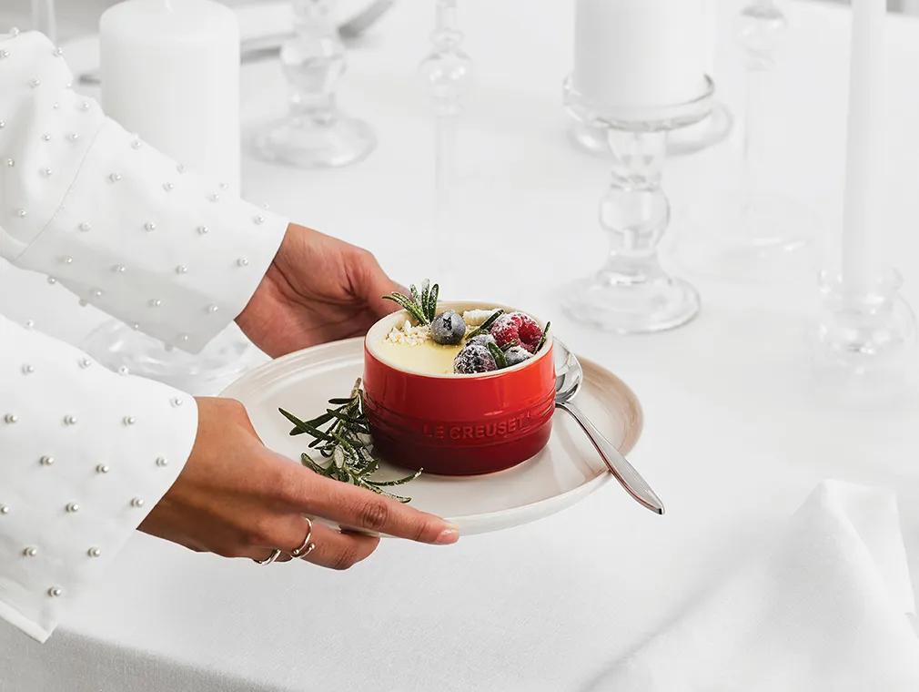 Weiße Schoko-Zitronen-Mousse mit Beerenfüllung und gezuckerten Beeren