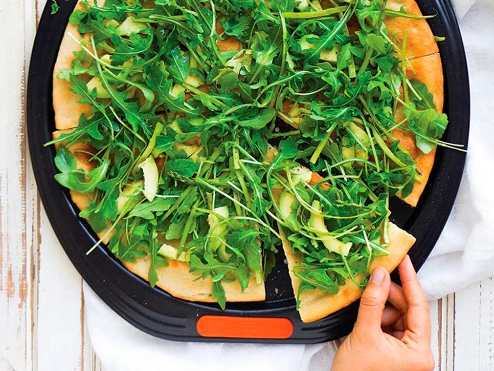 Pizza mit grünem Spargel, Avocado und Rucola