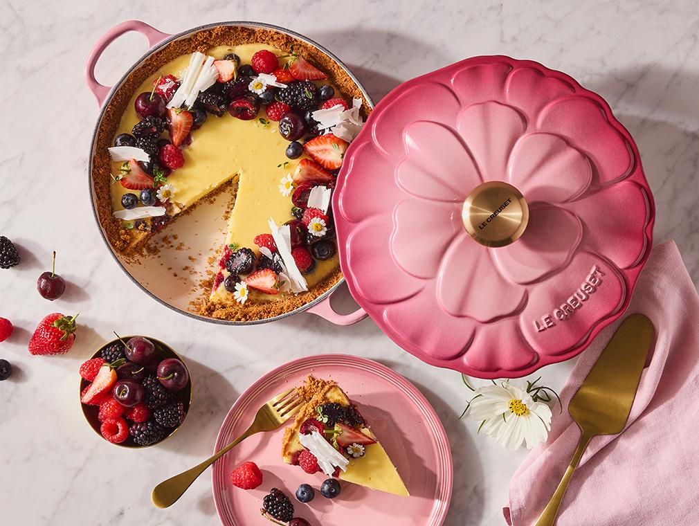 Käsekuchen mit weißer Schokolade und Beeren