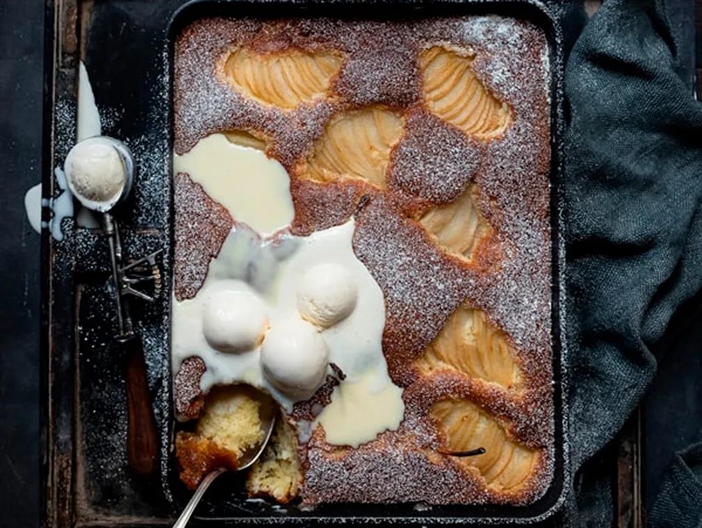 Gedämpfter Biskuitkuchen mit Birne, Melasse und Ingwer