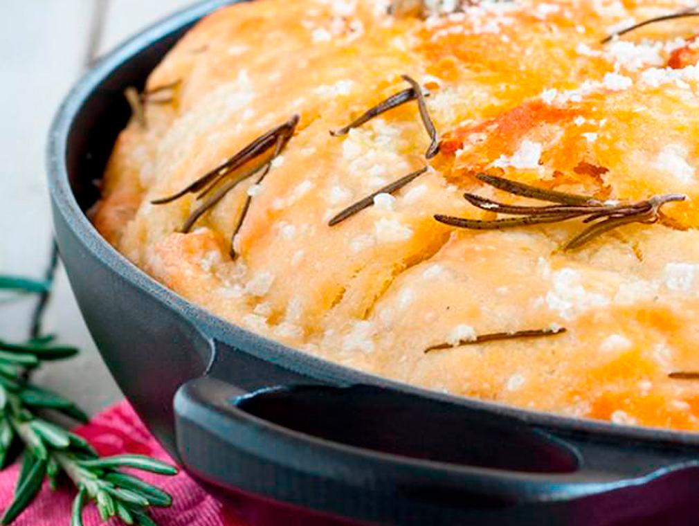 Focaccia mit Rosmarin, Oliven und Meersalz