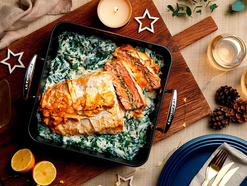 Salmon Wellington mit Lachs, Krabben und Brunnenkresse an Blattspinat