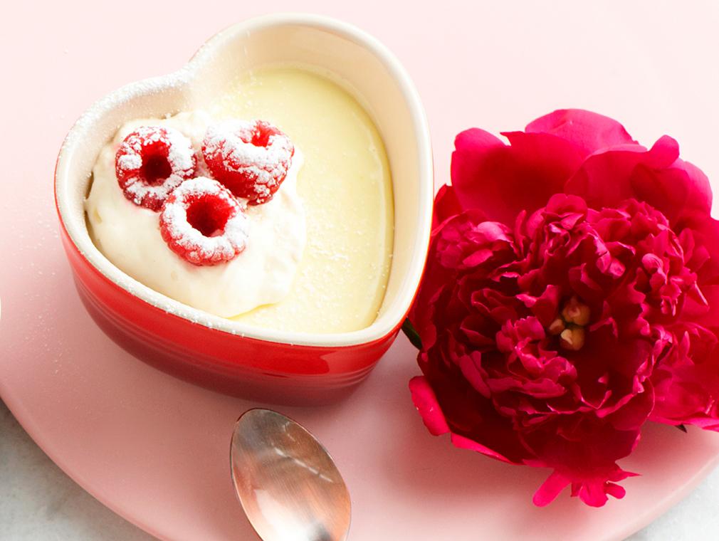 Mousse aus weißer Schokolade mit Kardamom und Himbeeren