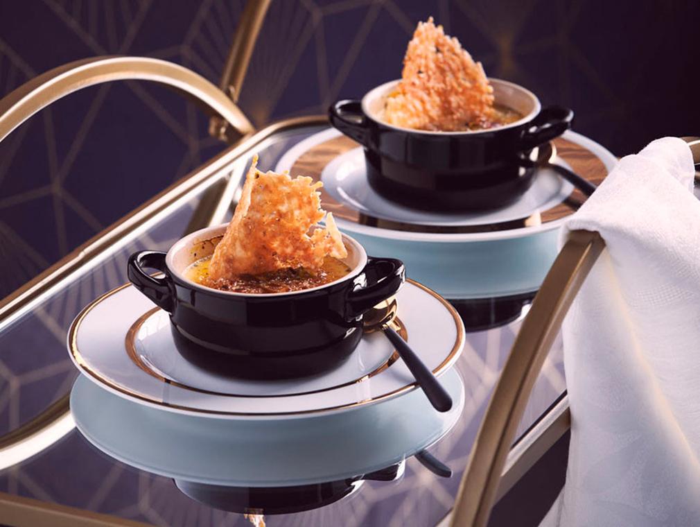 Kürbis-Crème-brûlée mit Parmesan-Cracker