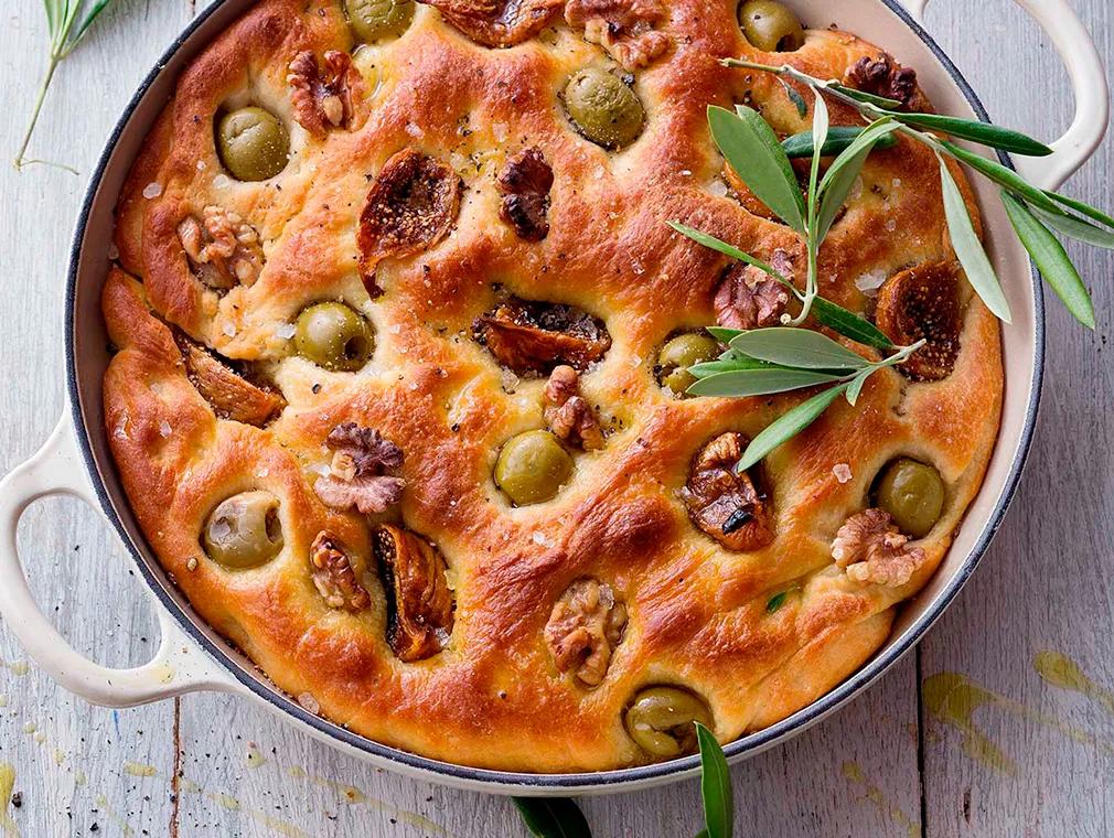 Focaccia mit Oliven, Walnüssen und getrockneten Feigen