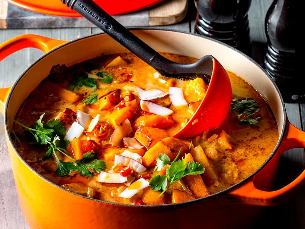 Rote thailändische Süßkartoffel-Kokosnuss-Suppe