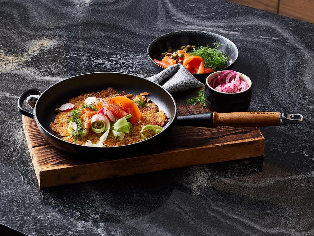 Süßkartoffel-Rösti aus der Pfanne mit Räucherlachs und Crème fraîche