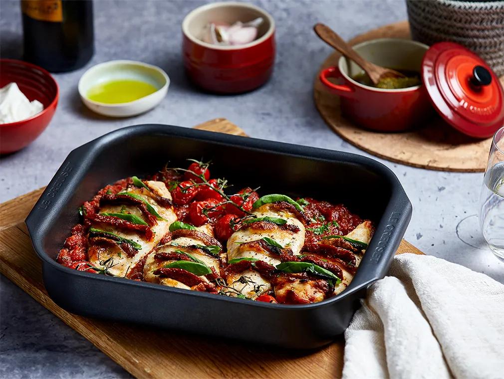 Hasselback-Hühnchen mit Tomate-Mozarella und Pikanter Tomatensauce