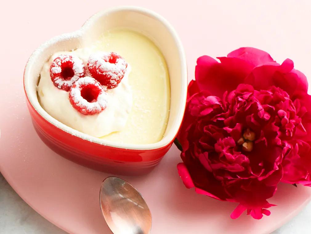 Mousse aus weißer Schokolade mit Kardamom und Himbeeren