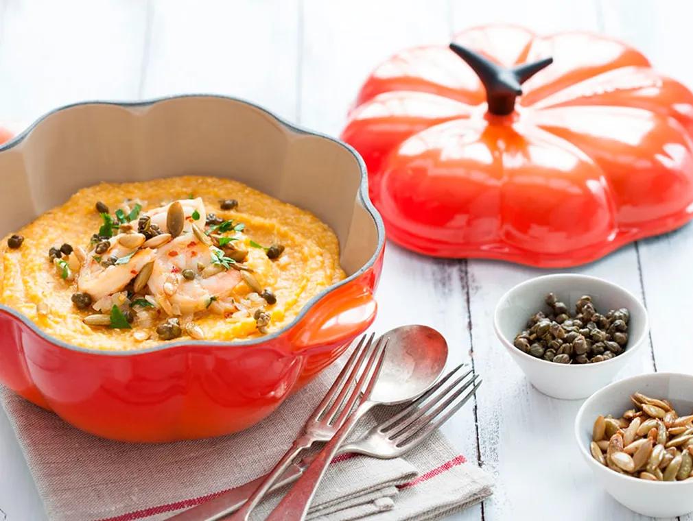 Garnelen-Kürbis-Polenta mit gerösteten Kürbiskernen und frittierten Kapern