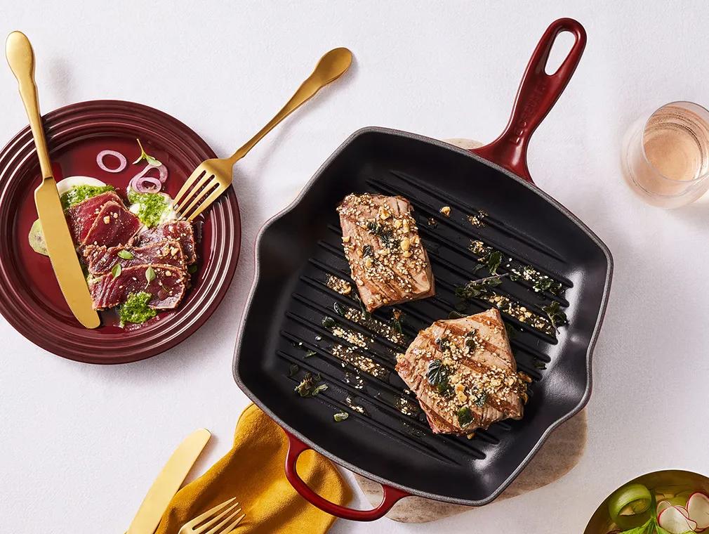 Gebratener Thunfisch mit Dukkah-Gewürz, Pesto und Sauerrahm